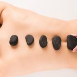 Masaje con piedras calientes