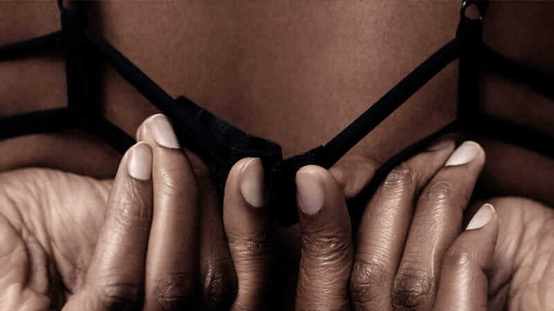 Imagen de mujer desabrochándose el sujetador