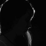 Perfil mujer a contraluz