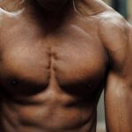 Torso musculado de hombre