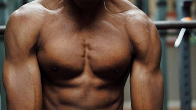 Torso musculado de hombre