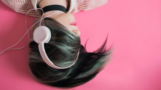 Chica en el suelo escuchando música