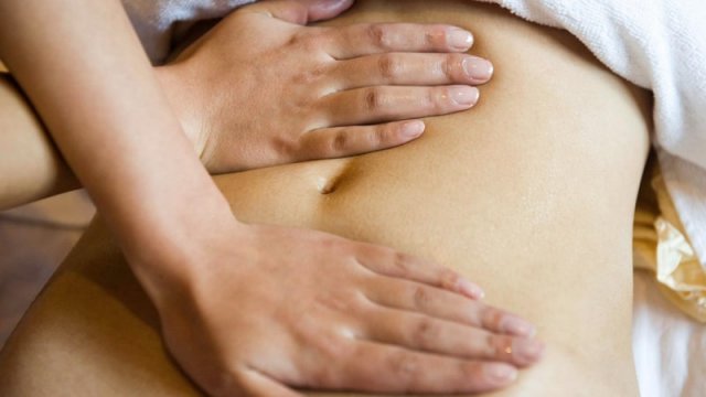 Masaje en el abdomen