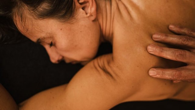 Mujer recibe un masaje en la espalda