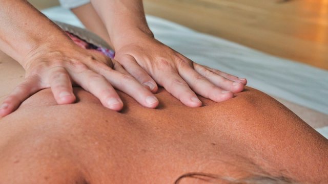 Masajista realizando un masaje de espalda