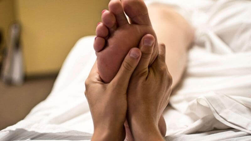 Cuida tus pies con un buen masaje