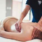 Masajista realizando un masaje a una mujer