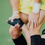 Mujer ayuda a otra a levantarse