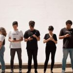 Grupo de jóvenes utilizando el móvil