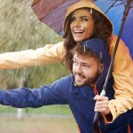 Pareja feliz bajo la lluvia