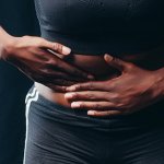 Mujer con dolor de vientre