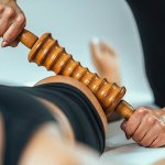 Sesión de masaje con maderoterapia