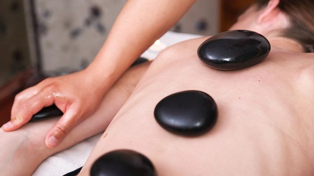 Masaje con piedras