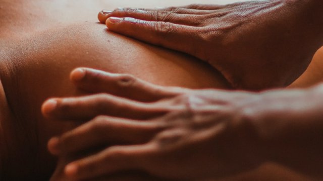 Masajista realiza la técnica palpatoria