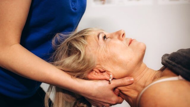 Masaje en el cuello a una persona mayor