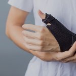 Persona con tenosinovitis de Quervain