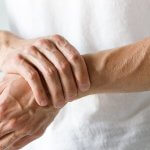 Persona con artritis en la mano