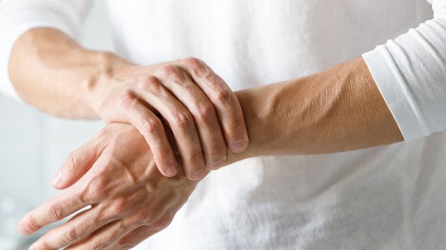 Persona con artritis en la mano