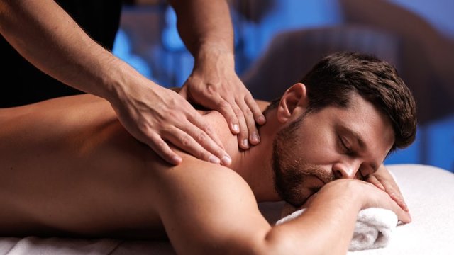 Hombre recibe quiromasaje para el hombro