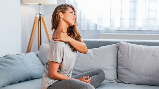 Mujer con rigidez en el cuello