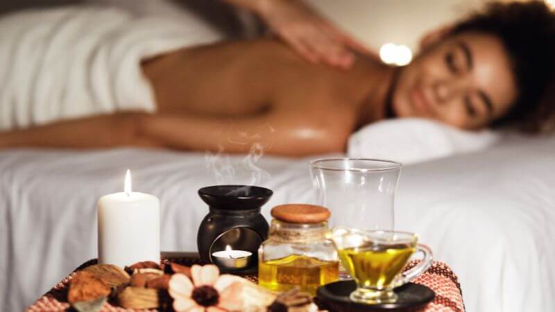 Aromaterapia y masaje: combinaciones efectivas y estrategia profesional