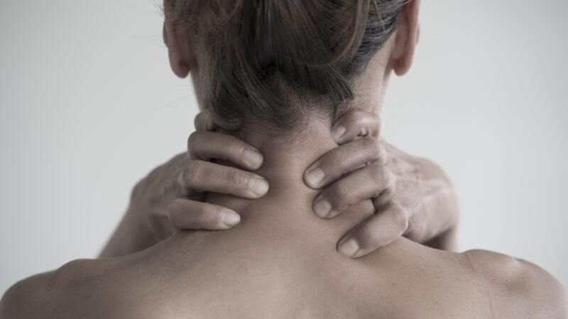 Automasaje en casa: técnicas seguras y útiles para cuello, manos y pies